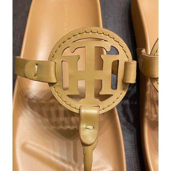 Tommy Hilfiger Tan Logo Thong‎ Sandals Size 10M Classic Preppy Minimalist Resort - Picture 2 of 7